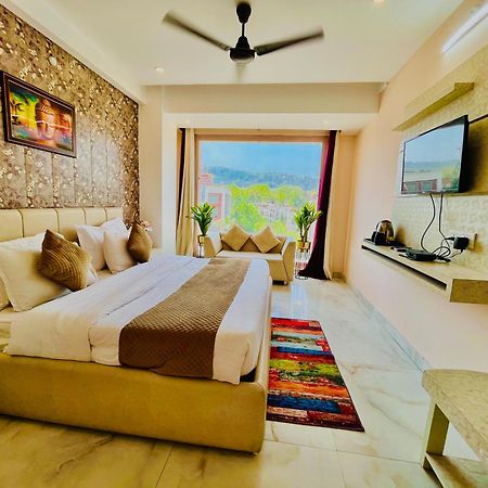 Hotel Golden Temple View By La Casa, Amritsar #Top Rated #Most Awarded #Swimming Pool #Prime Location #Luxury Rooms #Parking #Rooftop Cafe Екстер'єр фото