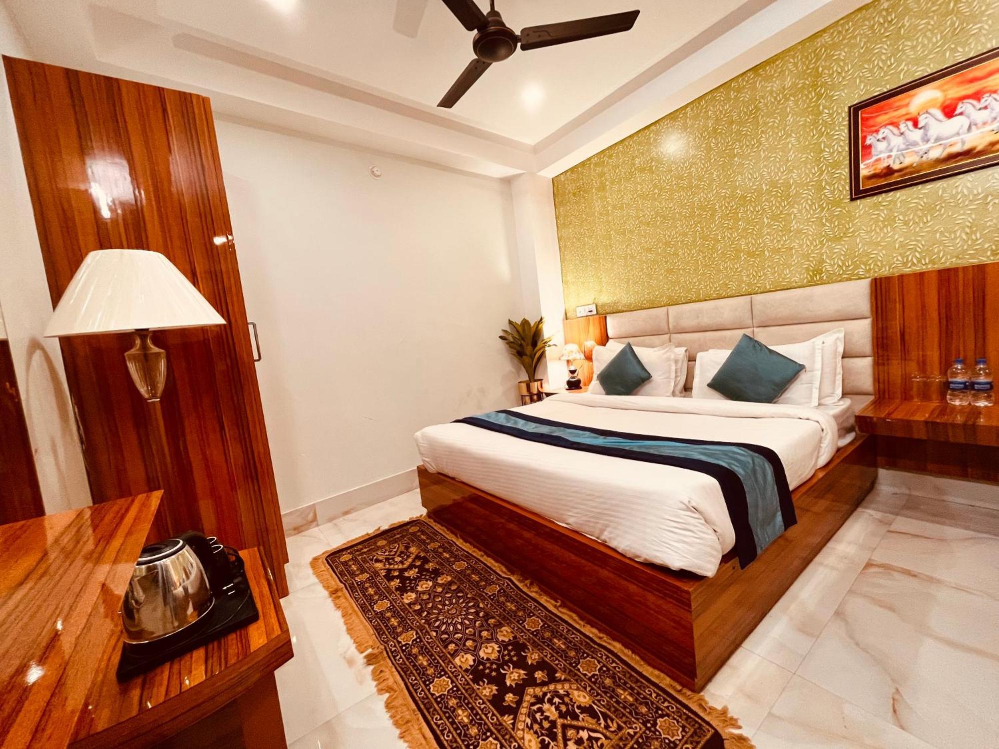 Hotel Golden Temple View By La Casa, Amritsar #Top Rated #Most Awarded #Swimming Pool #Prime Location #Luxury Rooms #Parking #Rooftop Cafe Екстер'єр фото