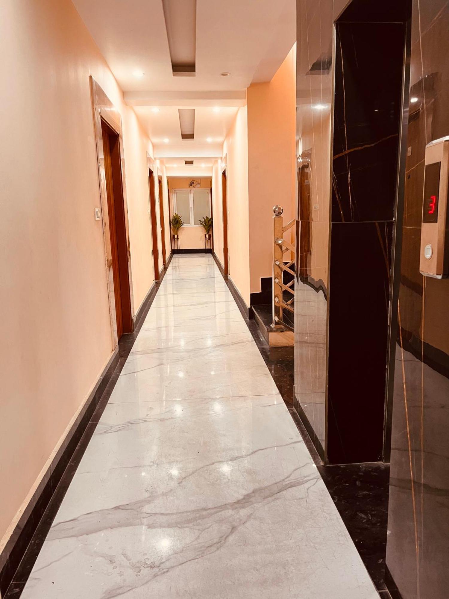Hotel Golden Temple View By La Casa, Amritsar #Top Rated #Most Awarded #Swimming Pool #Prime Location #Luxury Rooms #Parking #Rooftop Cafe Екстер'єр фото