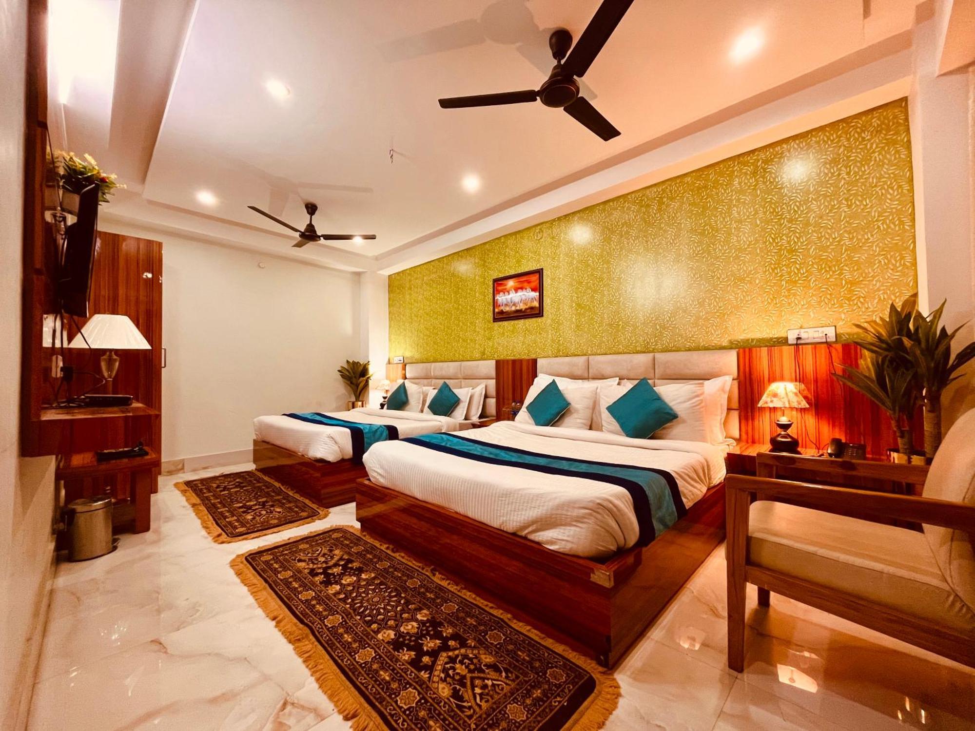 Hotel Golden Temple View By La Casa, Amritsar #Top Rated #Most Awarded #Swimming Pool #Prime Location #Luxury Rooms #Parking #Rooftop Cafe Екстер'єр фото