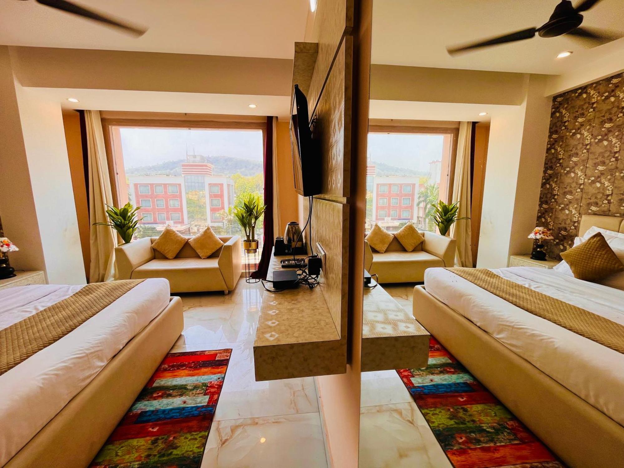 Hotel Golden Temple View By La Casa, Amritsar #Top Rated #Most Awarded #Swimming Pool #Prime Location #Luxury Rooms #Parking #Rooftop Cafe Екстер'єр фото