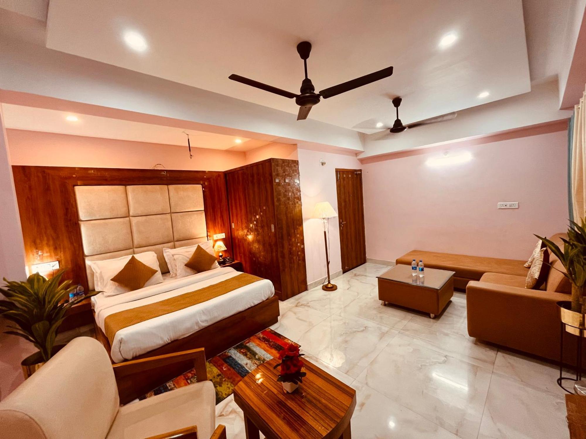 Hotel Golden Temple View By La Casa, Amritsar #Top Rated #Most Awarded #Swimming Pool #Prime Location #Luxury Rooms #Parking #Rooftop Cafe Екстер'єр фото
