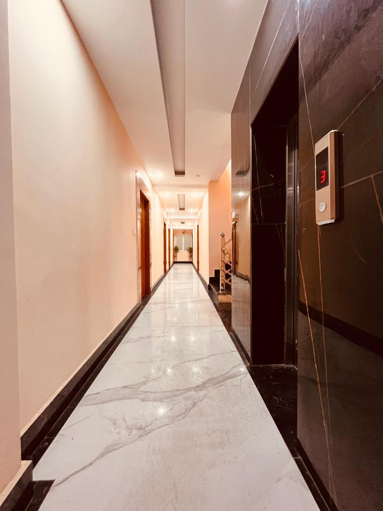 Hotel Golden Temple View By La Casa, Amritsar #Top Rated #Most Awarded #Swimming Pool #Prime Location #Luxury Rooms #Parking #Rooftop Cafe Екстер'єр фото