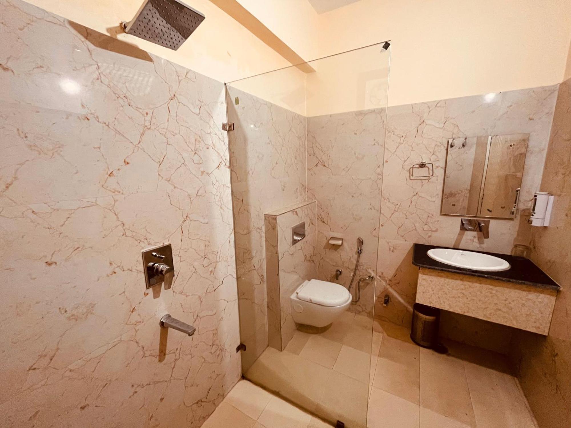Hotel Golden Temple View By La Casa, Amritsar #Top Rated #Most Awarded #Swimming Pool #Prime Location #Luxury Rooms #Parking #Rooftop Cafe Екстер'єр фото